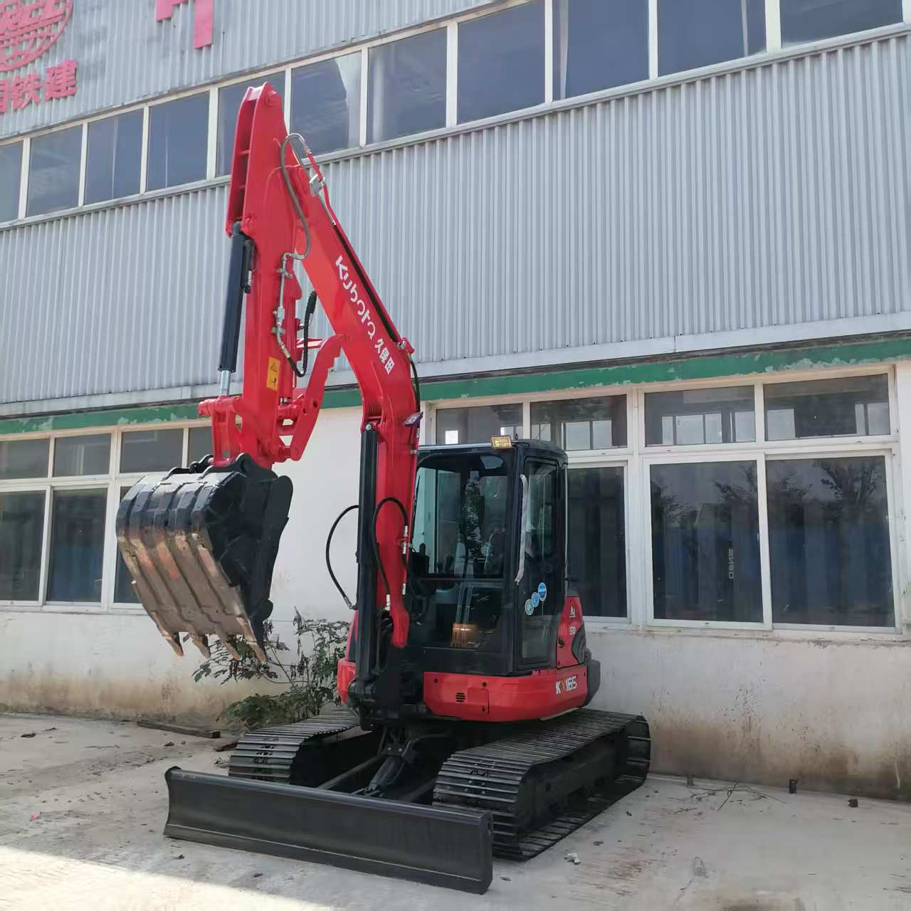 Rear counterweight and engine side of used 2025 Kubota KX165-5 excavator, $18,056